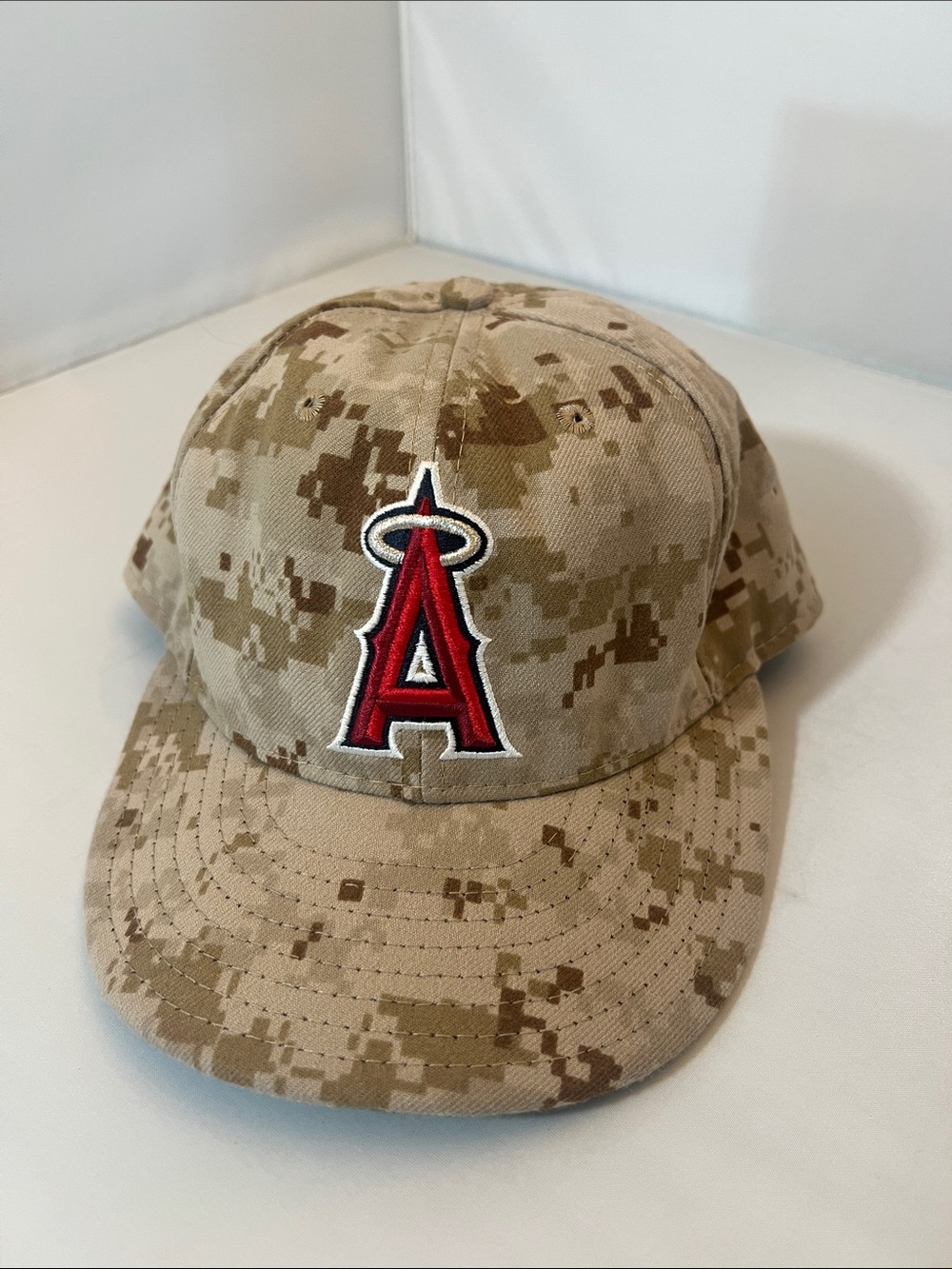 New Era Desert Camo 59FIFTY MLB Angels Patch Cap - Tan, Brown. Size 7 1/8